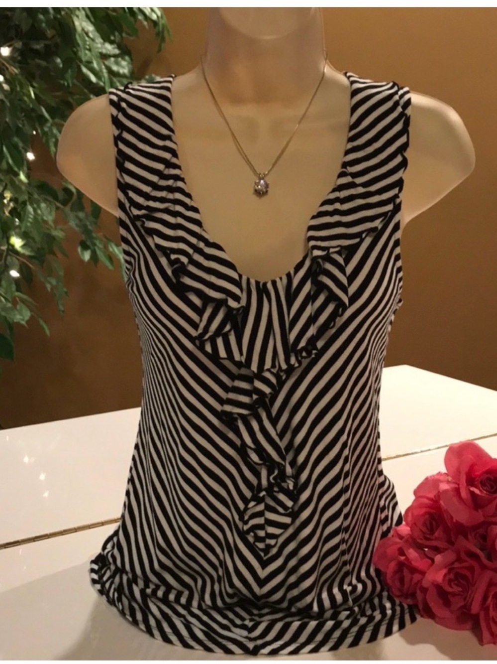 WHITE HOUSE BLACK MARKET STRIPED TOP W/ RUFFLES SM